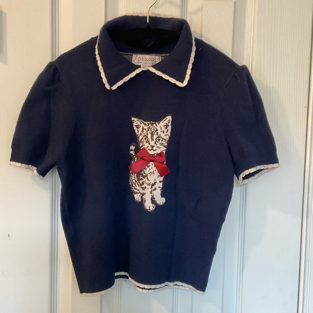 Navy Short-Sleeve Knit Top with Kitten Motif